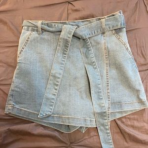 Light jean skort. Never worn. Great condition.